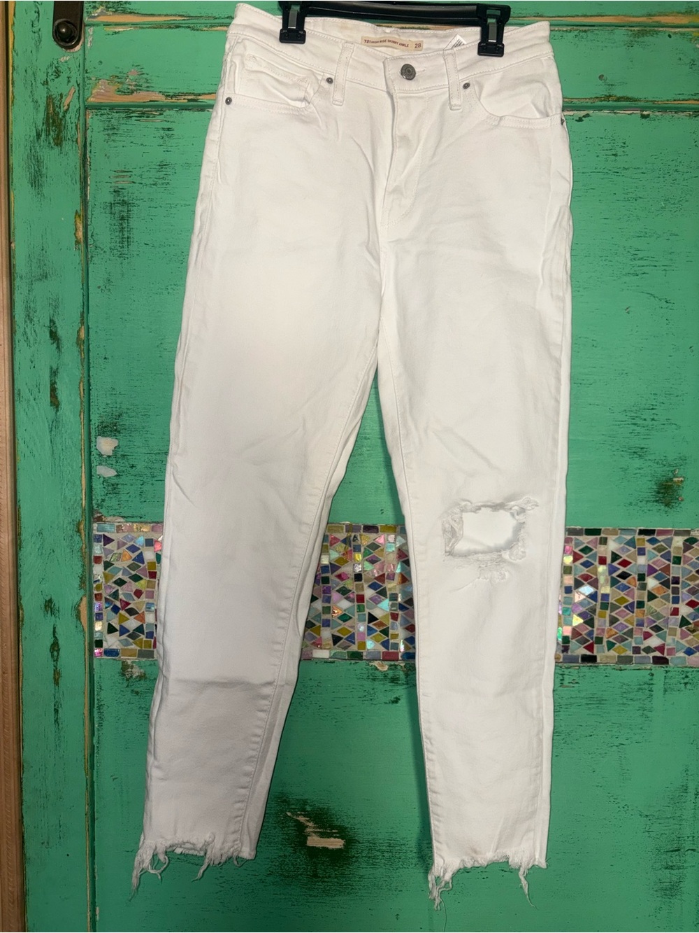 Levi's White High-Rise Skinny Jeans with Distressed Knee
